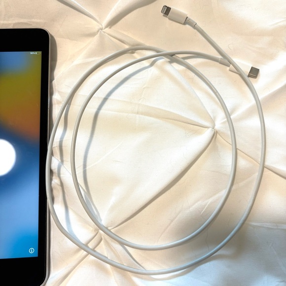 Ipad Mini 4 Space Grey 128G wifi tablet with Lightening cable - Picture 2 of 6